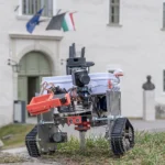 A GPS-szel és kamerával is ellátott szántóföldi robot