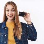 fiatal bankkárytával