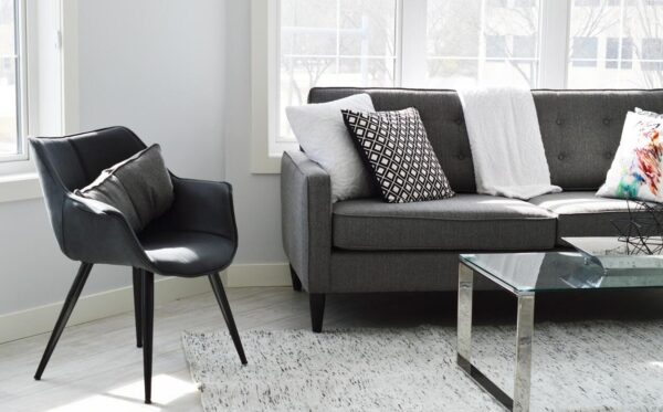 fekete színű bútor