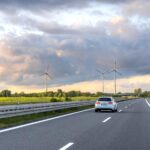 Szélerőművek mellett elhaladó autó. A hálózatbiztonság