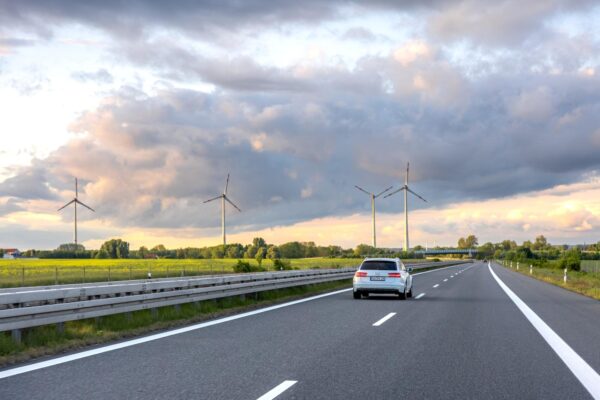 Szélerőművek mellett elhaladó autó. A hálózatbiztonság