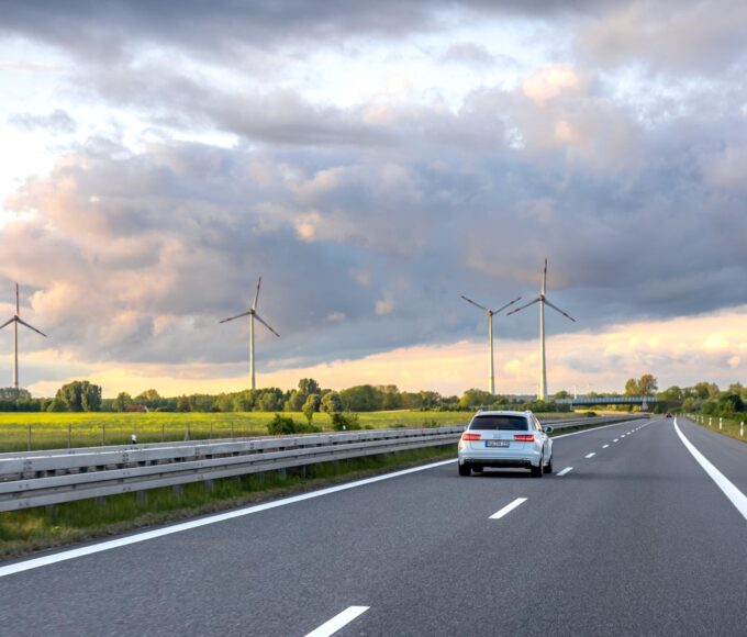 Szélerőművek mellett elhaladó autó. A hálózatbiztonság